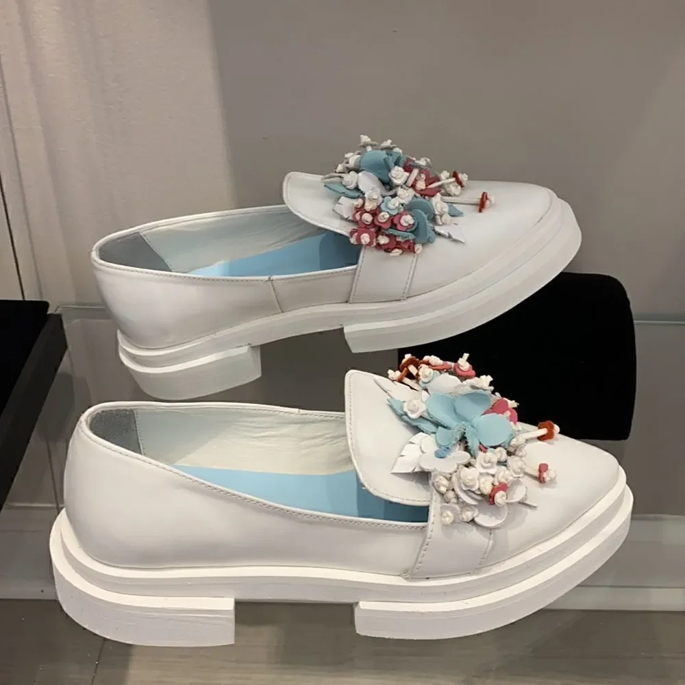 White Leather shoes with handmade flowers